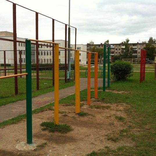 Стадион Строитель Владивосток турники