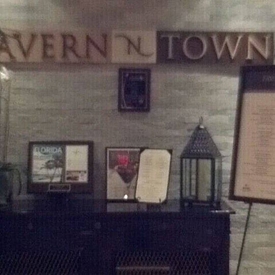 Foto diambil di Tavern N Town oleh Yvonnie A. pada 3/19/2012