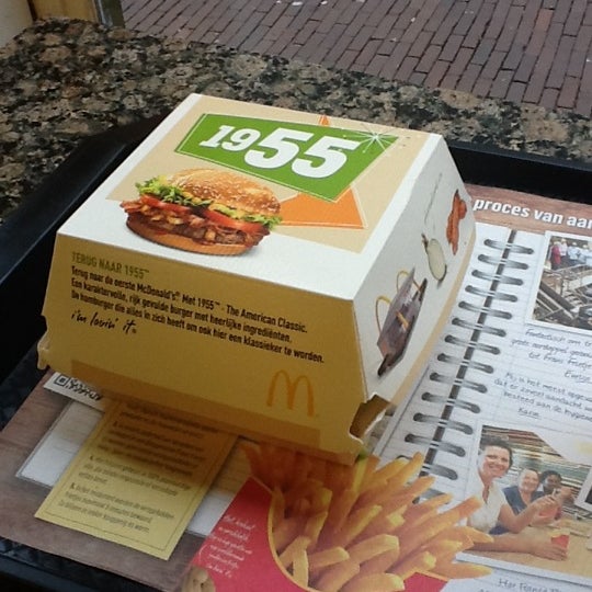 รูปภาพถ่ายที่ McDonald&#39;s โดย Ab B. เมื่อ 3/9/2012