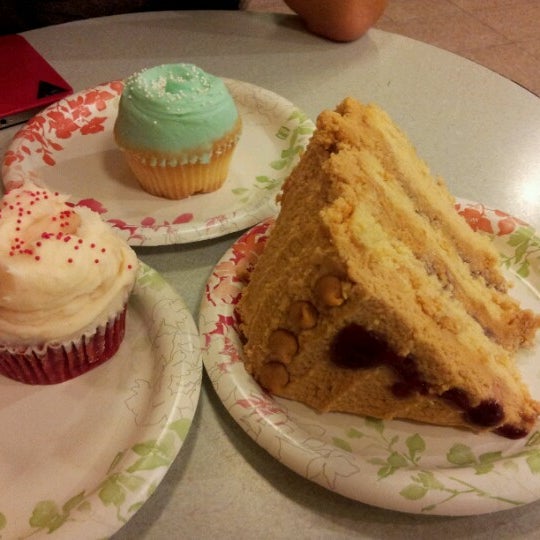 Снимок сделан в Buttercup Bake Shop пользователем S M. 9/3/2012