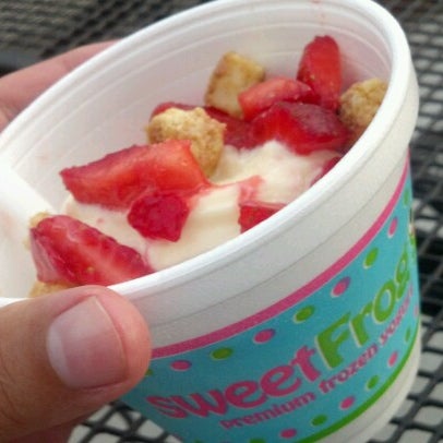 Foto tomada en Sweetfrog Premium Frozen Yogurt  por Jeff A. el 7/19/2012