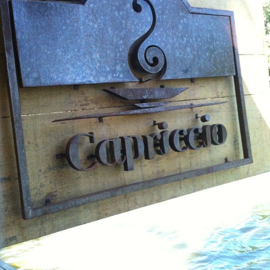 8/19/2012 tarihinde Tati M.ziyaretçi tarafından Capriccio'de çekilen fotoğraf