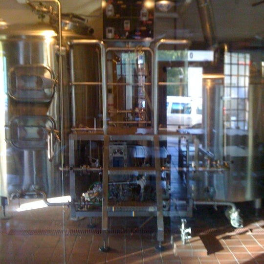 Foto diambil di Creekside Brewing oleh Lauren M. pada 6/13/2012