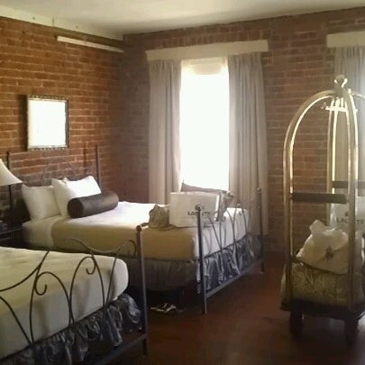 Das Foto wurde bei The Ambassador Hotel von Webster S. am 6/13/2012 aufgenommen