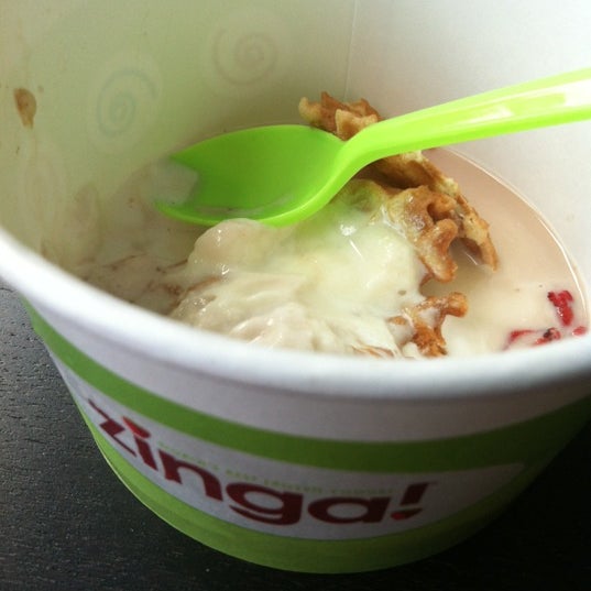 Photo taken at Zinga! Frozen Yogurt Saugus by Dorothy T. on 5/23/2012