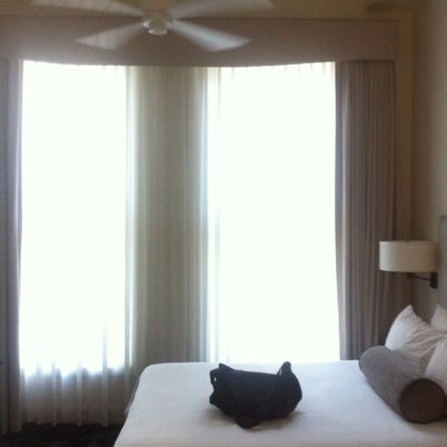 Foto diambil di International House Hotel oleh Ryan T. pada 8/6/2012