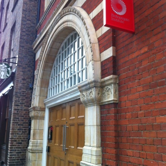 Foto tirada no(a) Bishopsgate Institute por Zuhamy V. em 7/3/2012