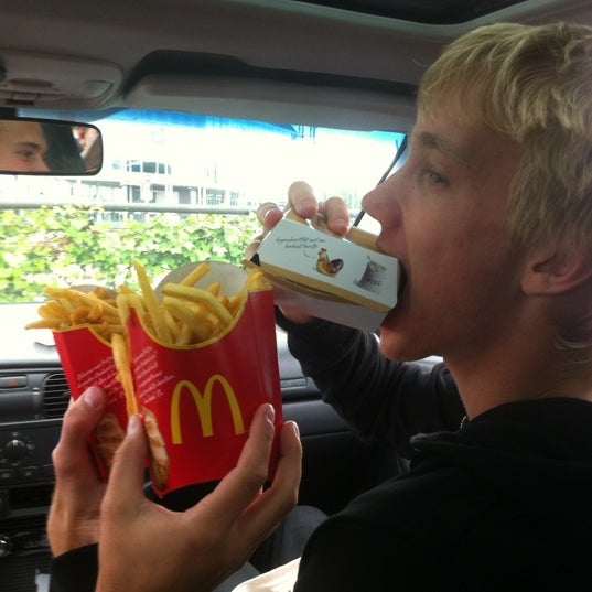 รูปภาพถ่ายที่ McDonald&#39;s โดย Maarten เมื่อ 6/22/2012