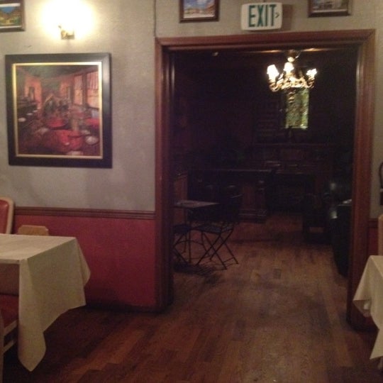 7/5/2012にKrissy S.がKinga&#39;s Loungeで撮った写真