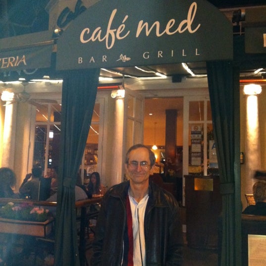 Foto tirada no(a) Cafe Med por Steve P. em 4/20/2012