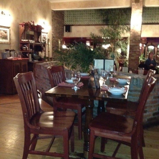 Foto diambil di Phoebe&#39;s Restaurant and Coffee Lounge oleh Larry W. pada 3/16/2012