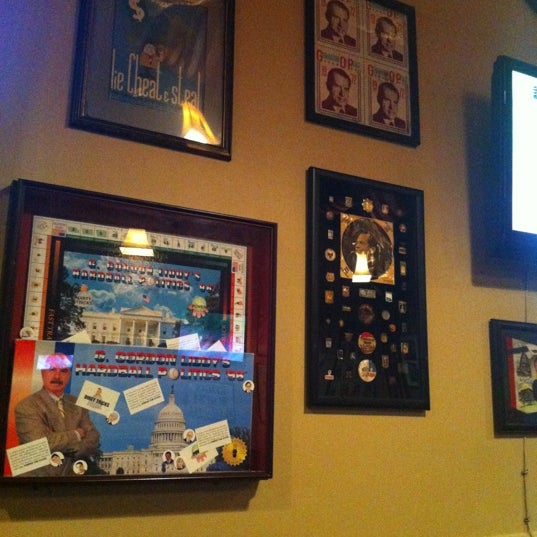 รูปภาพถ่ายที่ Capitol Lounge โดย Kristen D. เมื่อ 6/12/2012