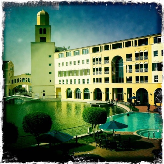 Foto tomada en Courtyard by Marriott Dubai, Green Community  por Brent D. el 4/27/2012