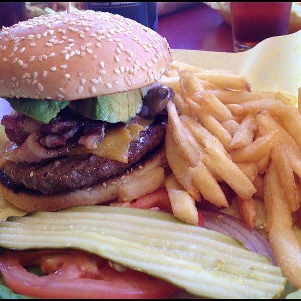 รูปภาพถ่ายที่ BurgerMeister โดย Christopher B. เมื่อ 9/2/2012