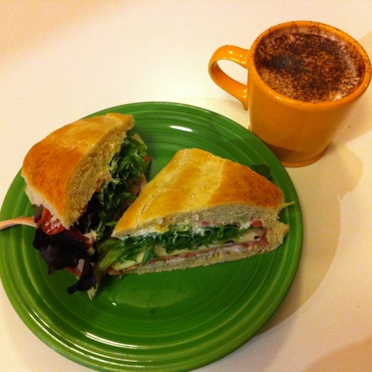 2/19/2012 tarihinde Kristin O.ziyaretçi tarafından Love Muffin Cafe'de çekilen fotoğraf