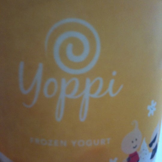 รูปภาพถ่ายที่ Yoppi Frozen Yogurt โดย Matthew L. เมื่อ 3/18/2011