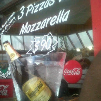 Foto diambil di Cocodrilo&#39;s Pizzería oleh Erling P. pada 1/7/2012