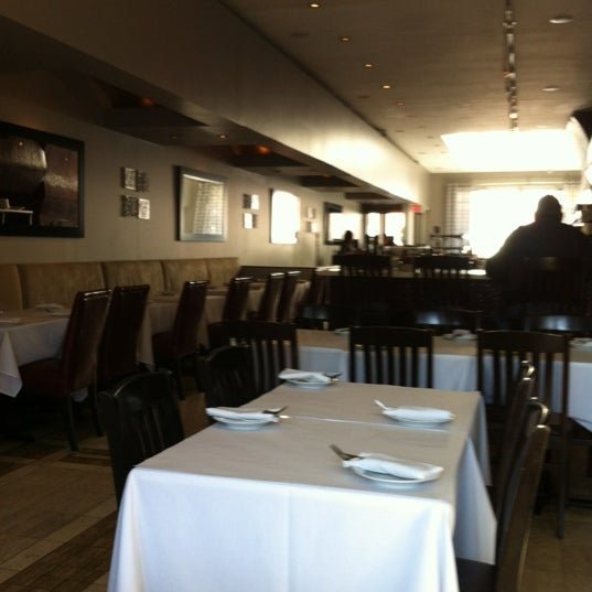 3/27/2012にRayissa P.がVilla Restaurantで撮った写真