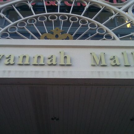 Foto scattata a Savannah Mall da Charles W. il 9/10/2011