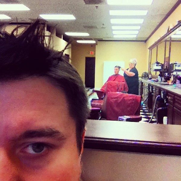รูปภาพถ่ายที่ Gino&#39;s Classic Barber Shoppe โดย Mike L. เมื่อ 7/10/2012