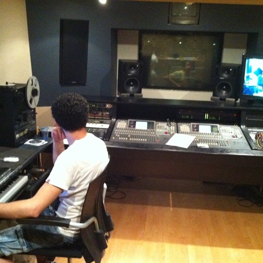 Unison research s6. Media works акустические колонка. Музыкальное оборудование картинки. Аранжировка фото. Hk audio il 82.