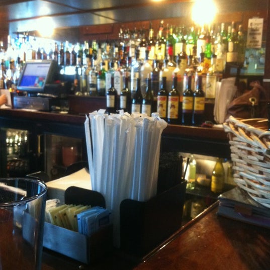 รูปภาพถ่ายที่ Mulligan&#39;s Grill And Pub โดย Guy L. เมื่อ 1/7/2012
