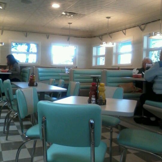 Photo taken at Bearden&#39;s Restaurant by Becky P. on 1/6/2012