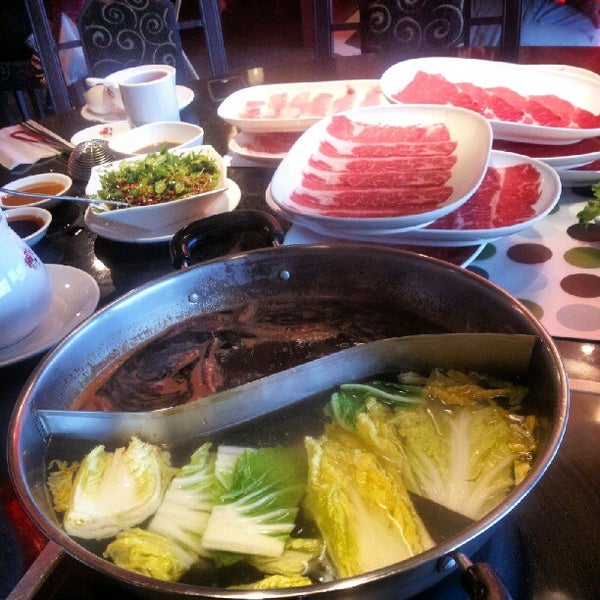Photo taken at Fatty Cow Seafood Hot Pot 小肥牛火鍋專門店 by Dennis P. on 6/9/2012