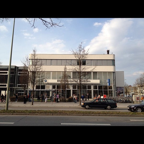 3/18/2012 tarihinde Misha B.ziyaretçi tarafından BMW Motorrad Zentrum'de çekilen fotoğraf