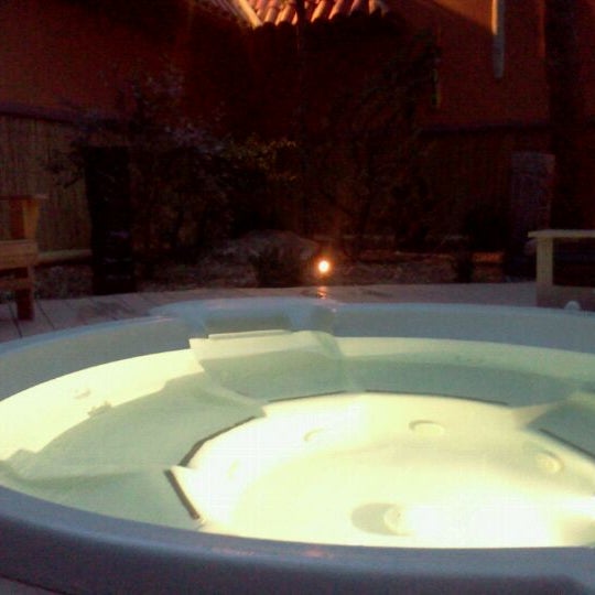 5/29/2012にElizabeth R.がOasis Hot Tub Gardensで撮った写真