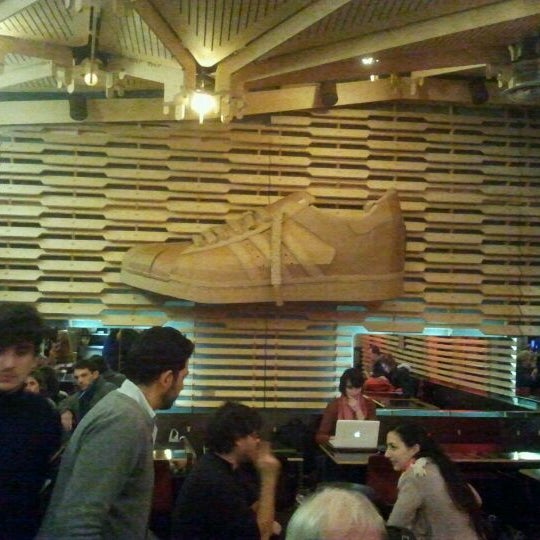 รูปภาพถ่ายที่ Café Caché โดย coucou L. เมื่อ 12/16/2011