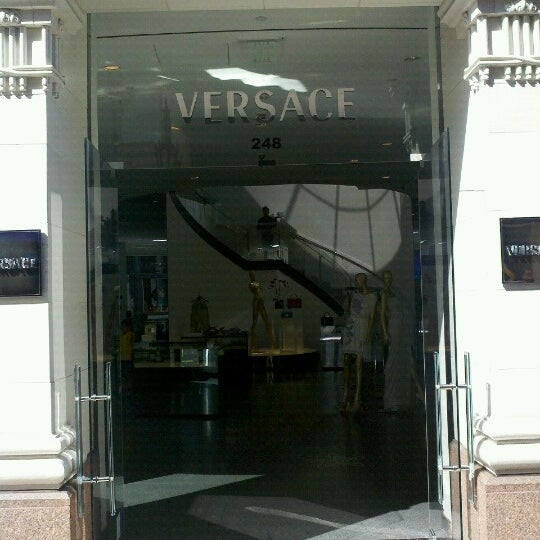 Das Foto wurde bei Versace Beverly Hills von Tony T. am 7/11/2012 aufgenommen