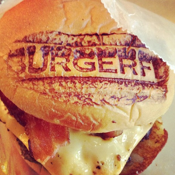 รูปภาพถ่ายที่ BurgerFi โดย Brian M. เมื่อ 8/10/2012