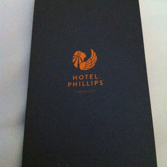รูปภาพถ่ายที่ Hotel Phillips, Curio Collection by Hilton โดย Dante L. เมื่อ 5/26/2012
