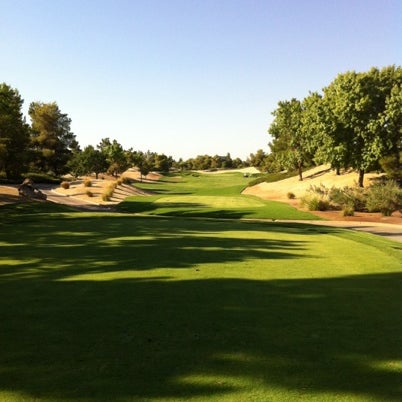 Foto scattata a Desert Pines Golf Club and Driving Range da Andrew il 8/7/2012