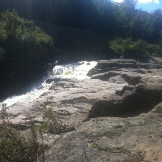 รูปภาพถ่ายที่ High Falls Gorge โดย Stacey H. เมื่อ 9/18/2011