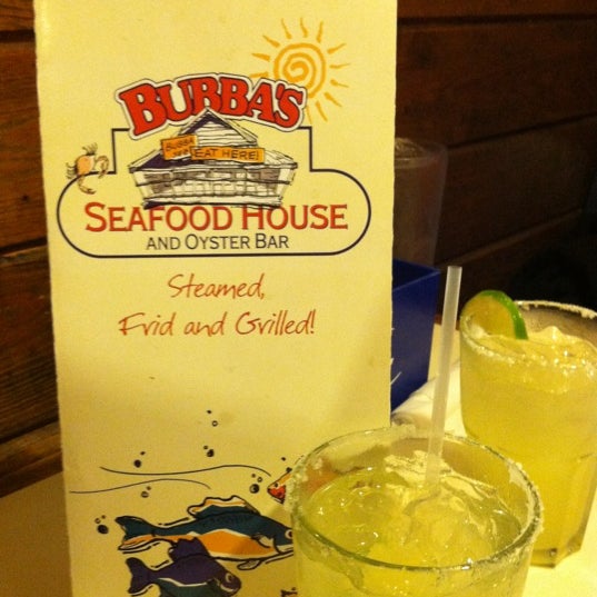 Foto scattata a Bubba&#39;s Seafood House da Julie W. il 12/27/2011