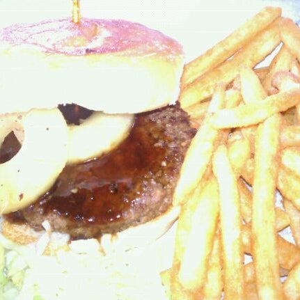 Foto tirada no(a) Moonie&#39;s Burger House - Anderson Mill por regx em 3/17/2011