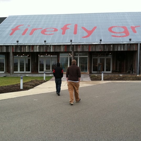 รูปภาพถ่ายที่ Firefly Grill โดย Kevin H. เมื่อ 12/27/2011