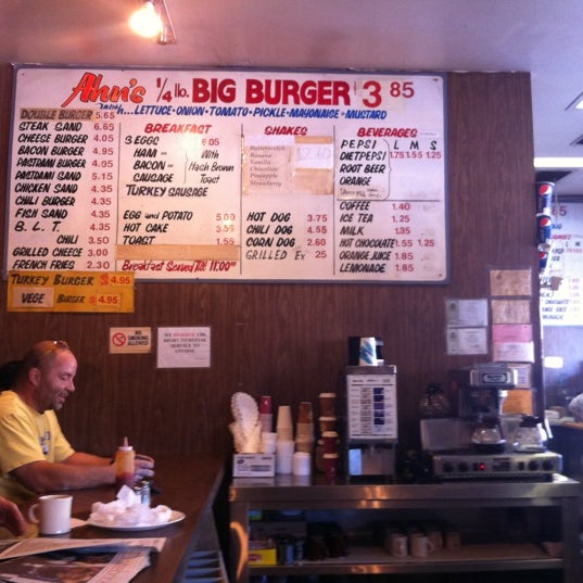 Das Foto wurde bei Ahn&#39;s Quarter Pound Burger von Brian S. am 10/28/2011 aufgenommen