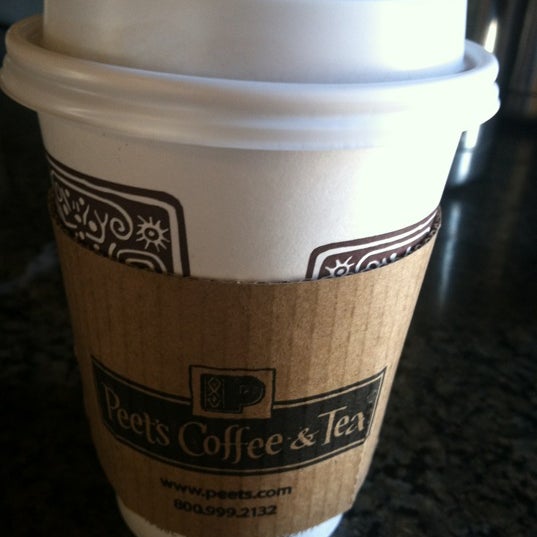 รูปภาพถ่ายที่ Peet&#39;s Coffee &amp; Tea โดย Cristal C. เมื่อ 4/16/2012