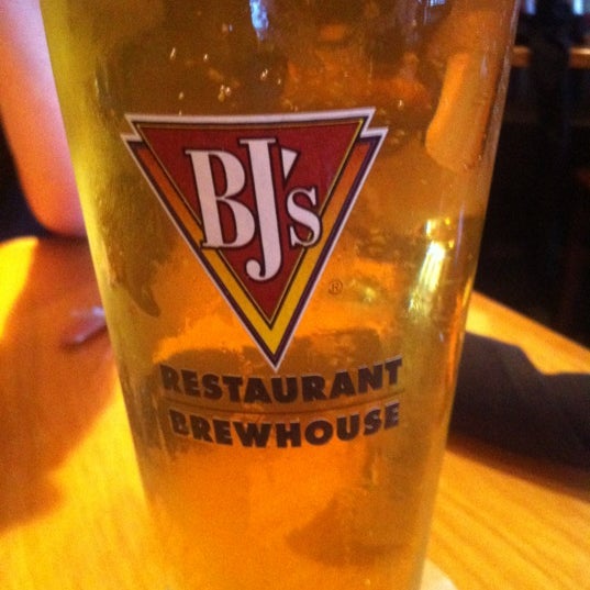 Photo taken at BJ&#39;s Restaurant &amp; Brewhouse by Alan J V. on 6/30/2012