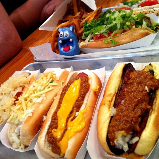 Stop by for some great hot dogs and try Bold Hot Fog Sampler with 6 different hot dogs! More tips & pics @ nomnomboris.com