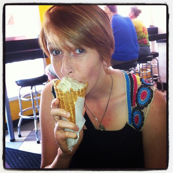 4/15/2012 tarihinde Cory C.ziyaretçi tarafından Hartzell&#39;s Ice Cream'de çekilen fotoğraf