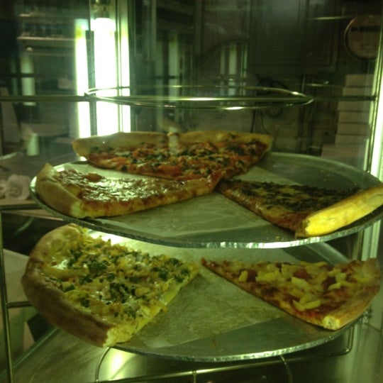 2/20/2012 tarihinde Lenny R.ziyaretçi tarafından Cybelle&#39;s Pizza'de çekilen fotoğraf