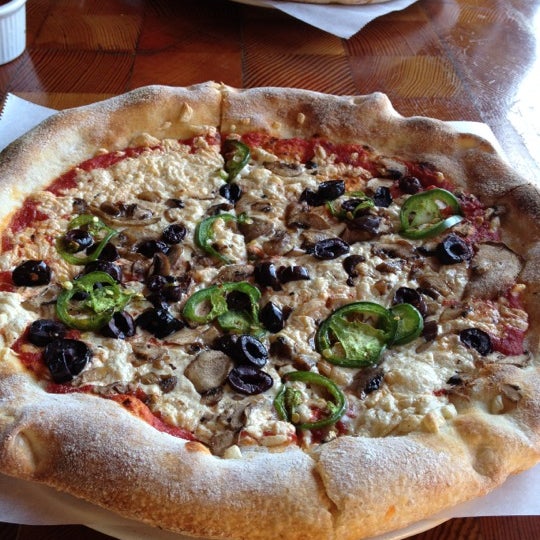 8/12/2012 tarihinde Adam O.ziyaretçi tarafından Pitfire Pizza'de çekilen fotoğraf