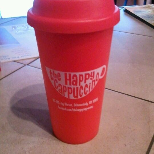 รูปภาพถ่ายที่ The Happy Cappuccino Coffee House โดย Heather F. เมื่อ 12/8/2011