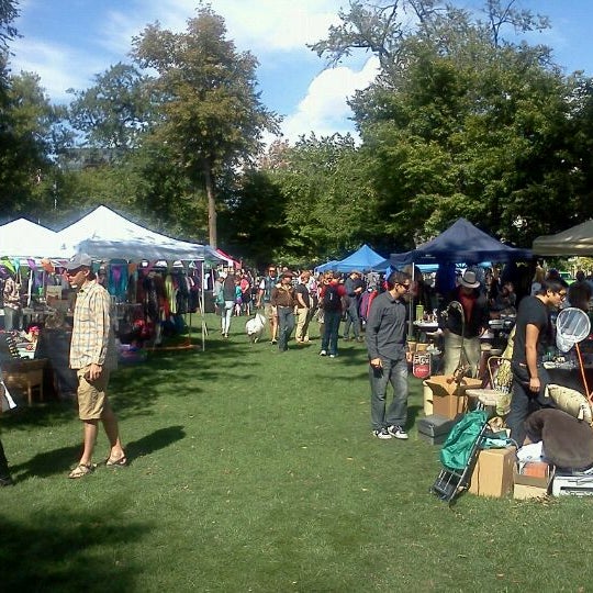 10/9/2011 tarihinde Courtney C.ziyaretçi tarafından Urban Flea Market'de çekilen fotoğraf