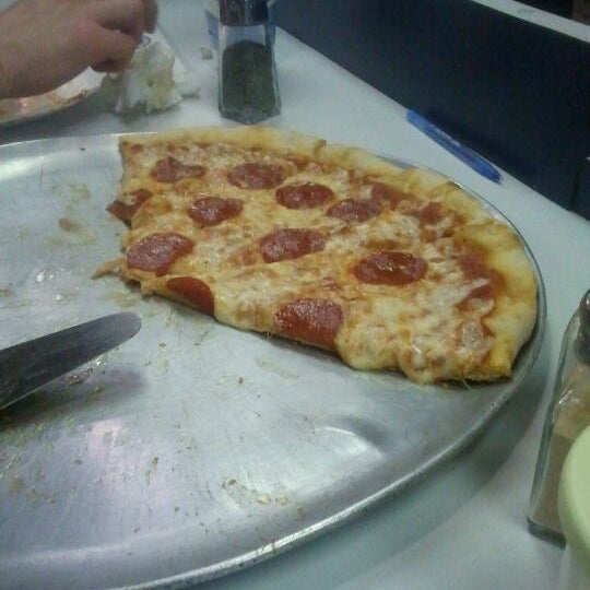 Photo taken at Brothers N.Y. Style Pizzeria by Wendell C. on 5/9/2012