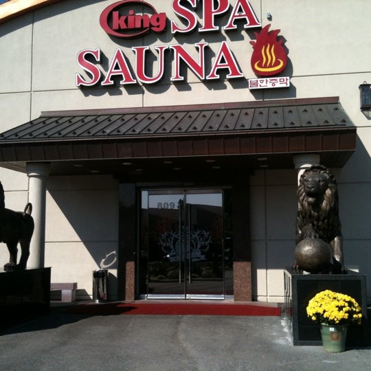 Снимок сделан в King Spa & Sauna пользователем Mars R. 10/6/2011.